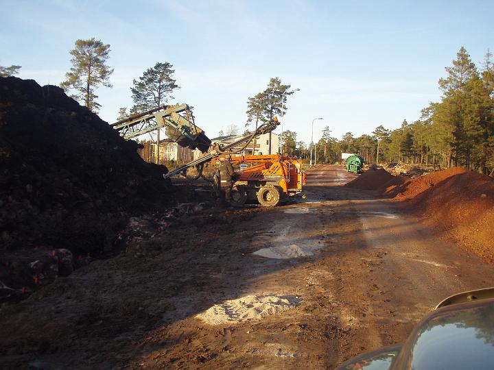 solbv sisa sprangn for elstolp.JPG - klart laddat för sprängning för elkablar